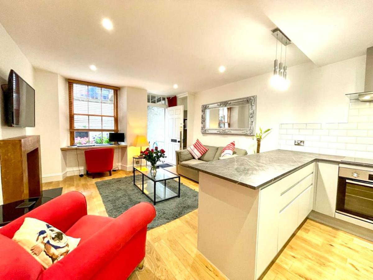 Апартаменты Prime New Town. Newly Reno'd Cosy Nest